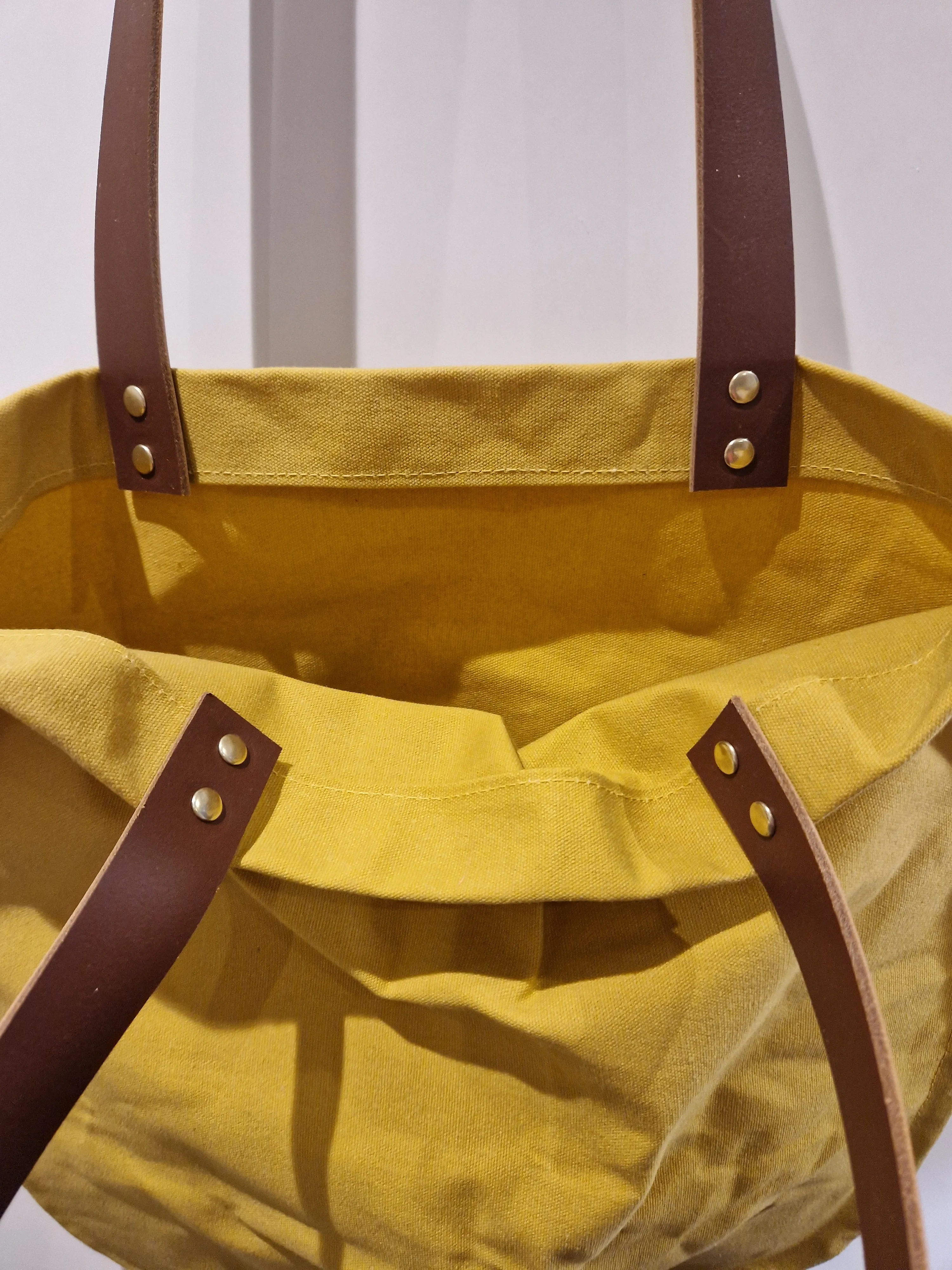 TOTELY SHOPPER in Yellow